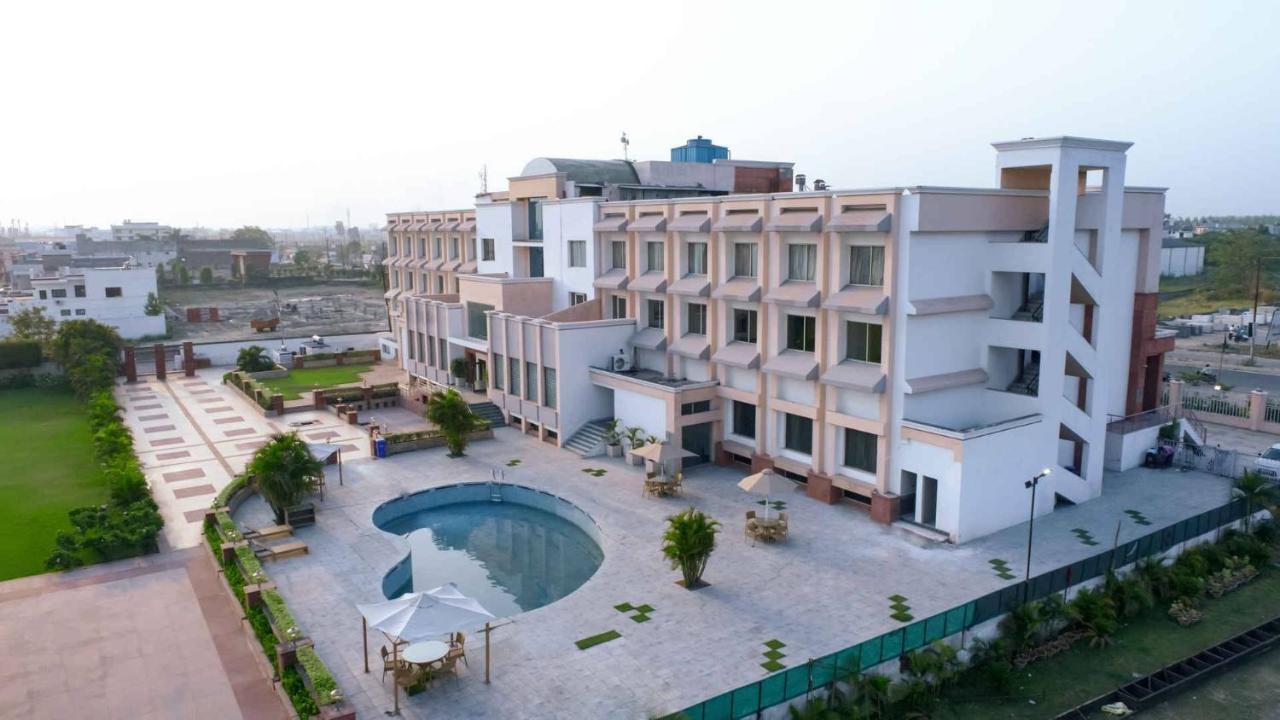 Sobti Continental Hotel Rudrapur ภายนอก รูปภาพ